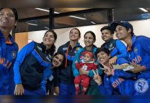 Indian cricketers playing with Bismah Maroof daughter